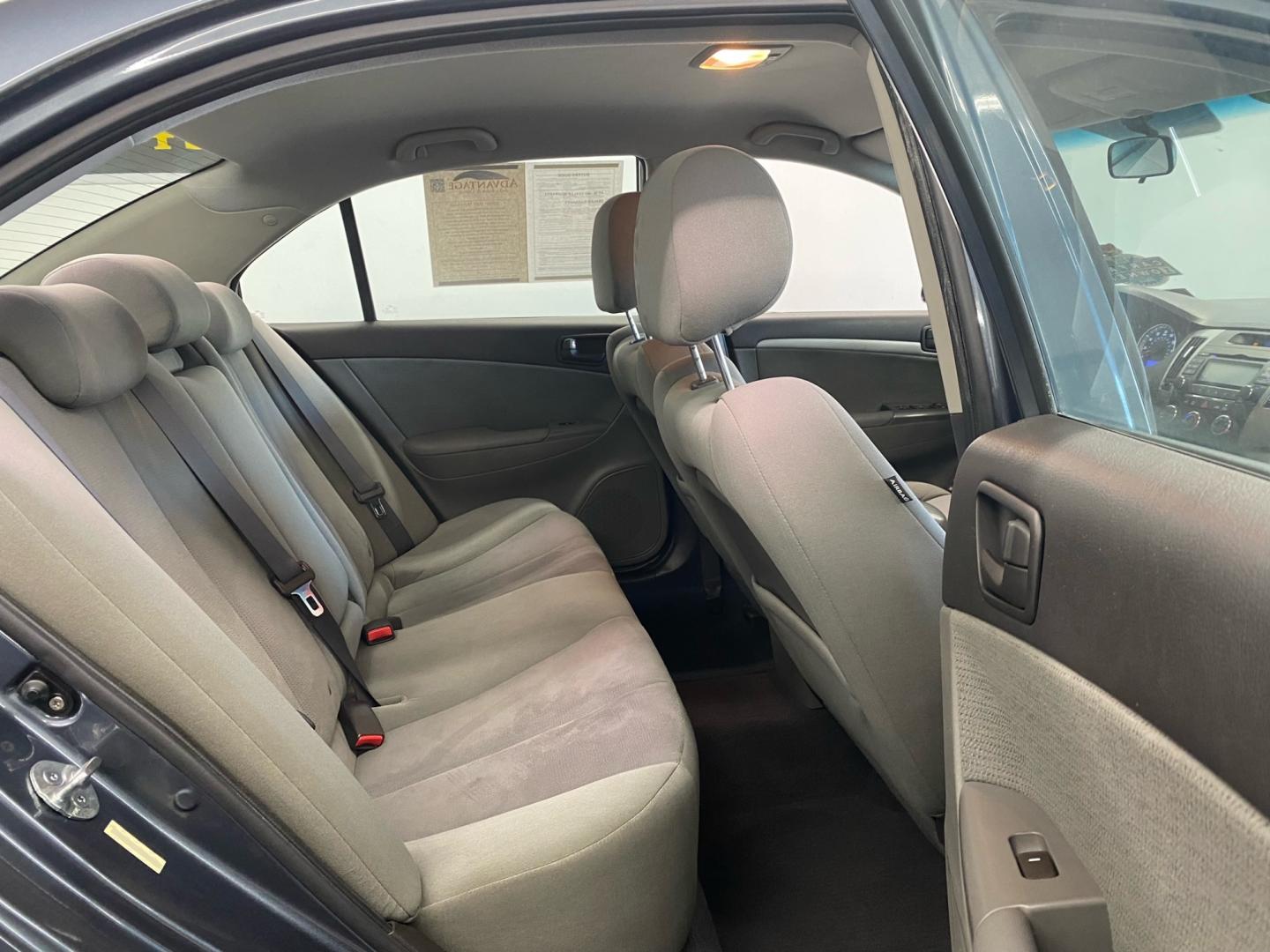 2010 GRAY /Gray Hyundai Sonata (5NPET4ACXAH) , located at 533 S West End Blvd., Quakertown, PA, 18951, (877) 257-4995, 40.343994, -75.303604 - INCLUDED IN THE SALE PRICE OF EVERY VEHICLE: 48 Hour Money Back Guarantee 6 Month - 6,000 Mile Warranty Brand New PA State Inspection & Emission $10 Oil Changes for the Life of the Loan Complete CARFAX - Photo#4
